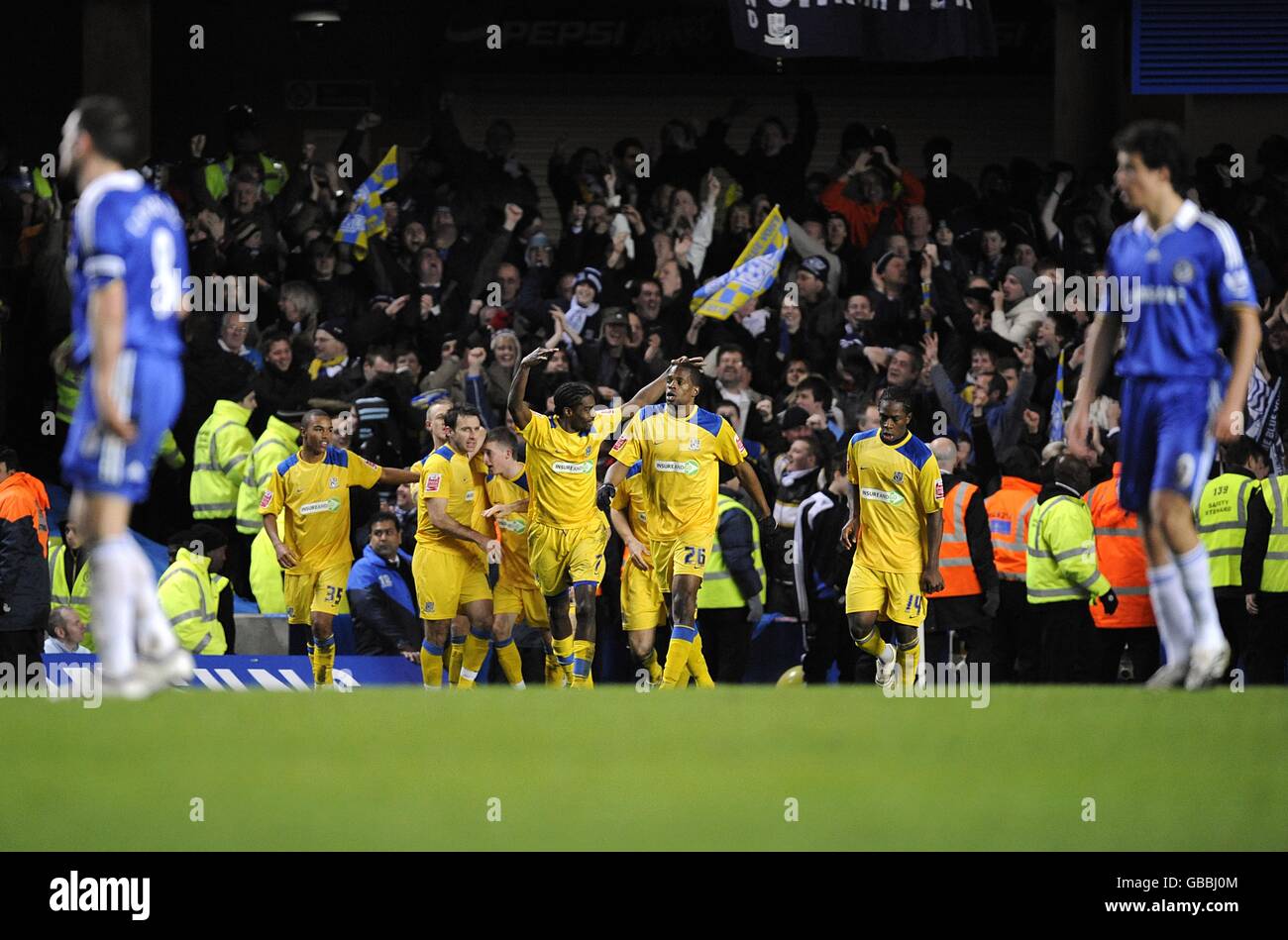 Soccer - FA Cup - Third Round - Chelsea v Southend United - Stamford Bridge. Southend United players celebrate after Peter Clarke scores a late equaliser leaving Chelsea stunned Stock Photo