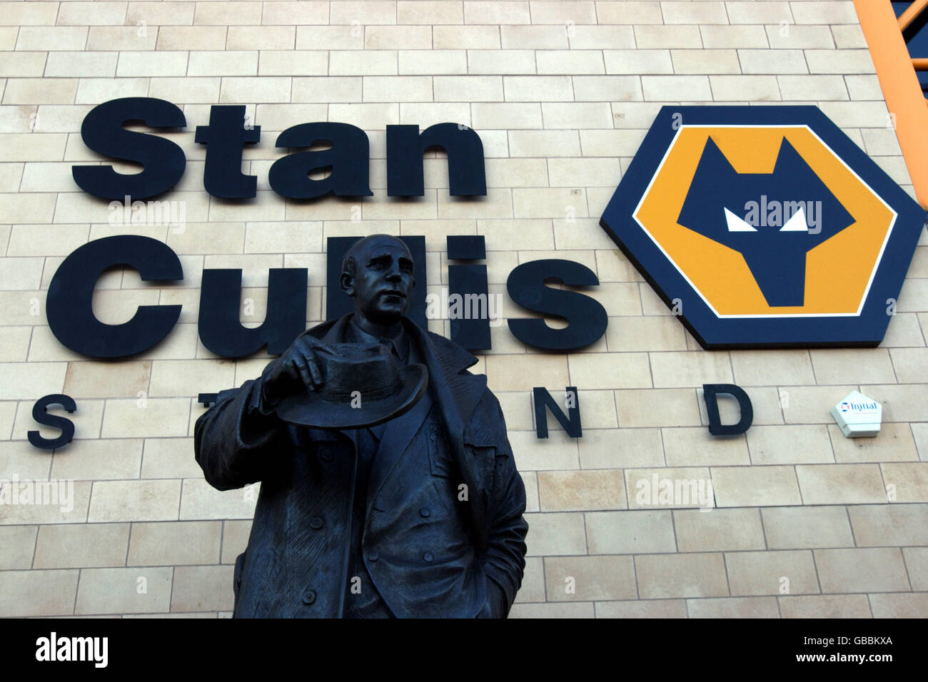 Statue of stan cullis outside the stand named after him hires stock