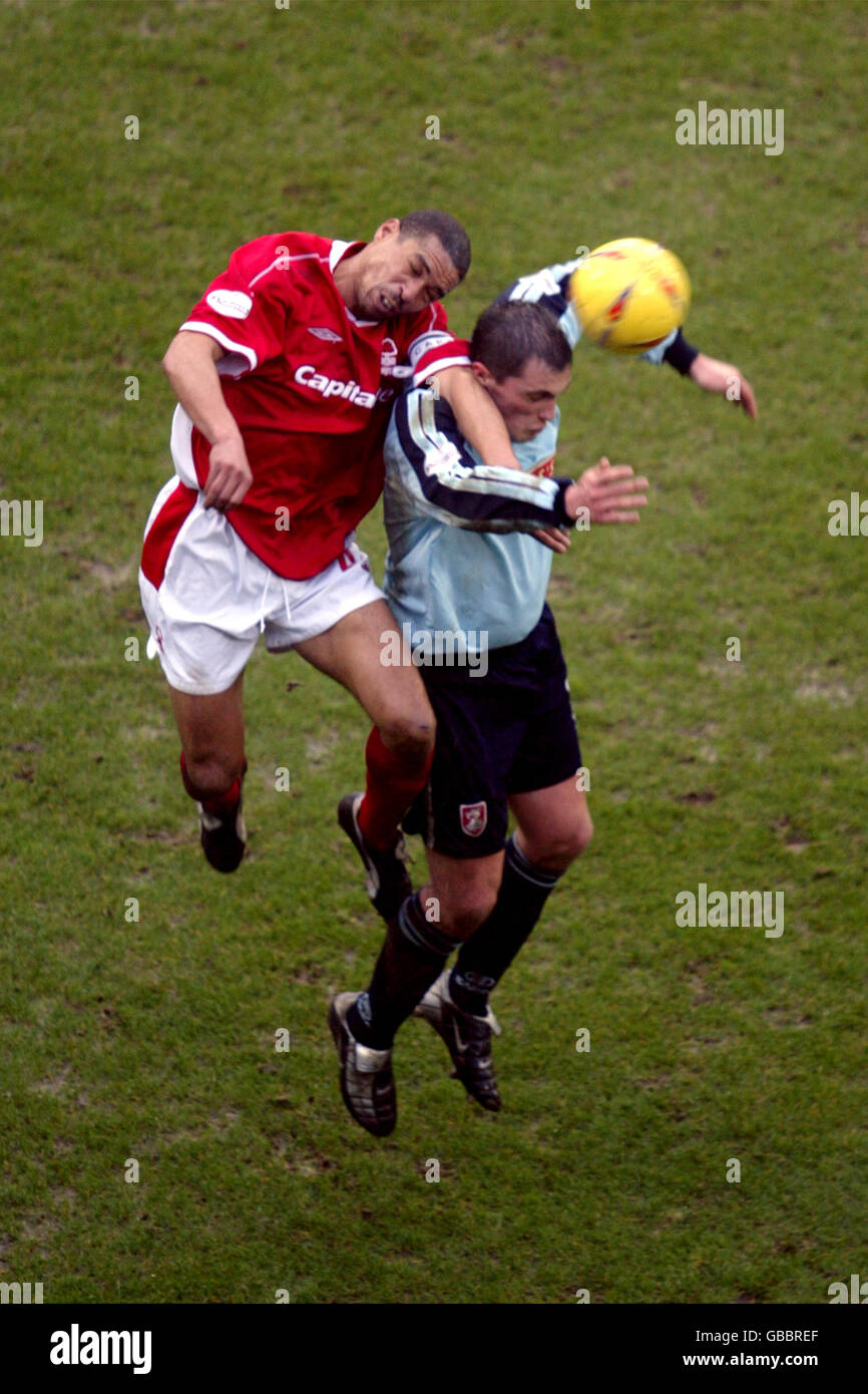 Nottingham Forest's Des Walker (l) wins an aerial dual with Walsall's Gary Birch Stock Photo