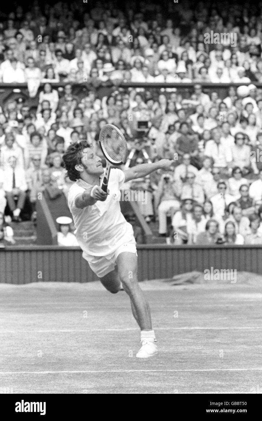 Tennis - Wimbledon Championships - Men's Singles - Final - Jan Kodes v Alex  Metreveli. Jan Kodes stretches to return the ball Stock Photo - Alamy