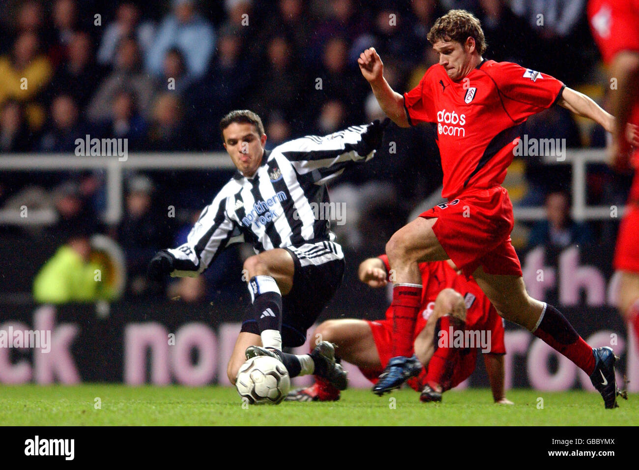 Newcastle United's Laurent Robert (l) and Fulham's Moritz Volz (r) battle for the ball Stock Photo