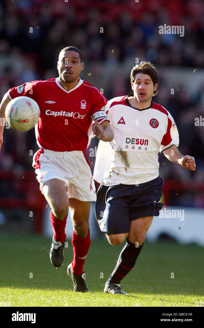 Soccer - AXA FA Cup - Fourth Round - Nottingham Forest v Sheffield United. Nottingham Forest's Des Walker (l) gets away from Sheffield United's Paul Peschisolido (r) Stock Photo