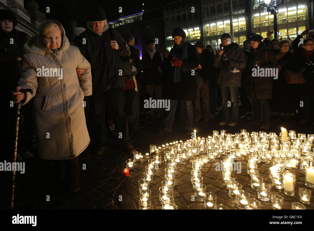 Members of the public light over 600 candles in Dublin city centre, one for each of the people who have been killed in the Gaza attacks. Stock Photo