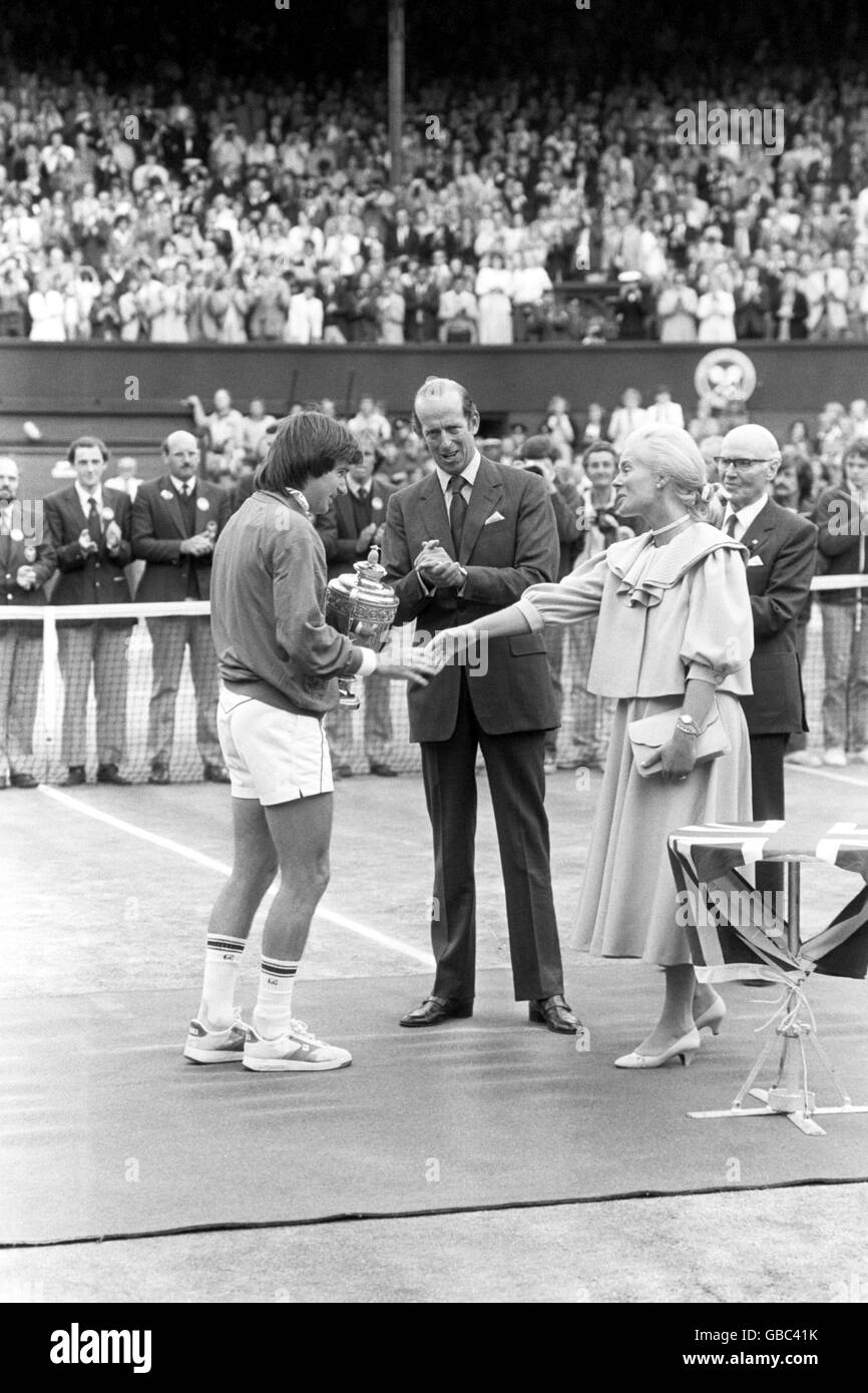 Tennis - Wimbledon Championships - Men's Singles - Final - Jimmy Connors v John McEnroe Stock Photo