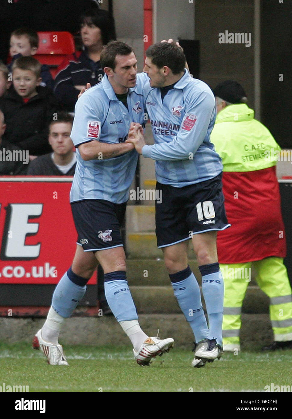Scunthorpe United's Gary Hooper (right) congratulates Scunthorpe United's Paul Hayes on scoring his sides first goal during the Coca-Cola Football League One match at the Alexandra Stadium, Crewe. Stock Photo