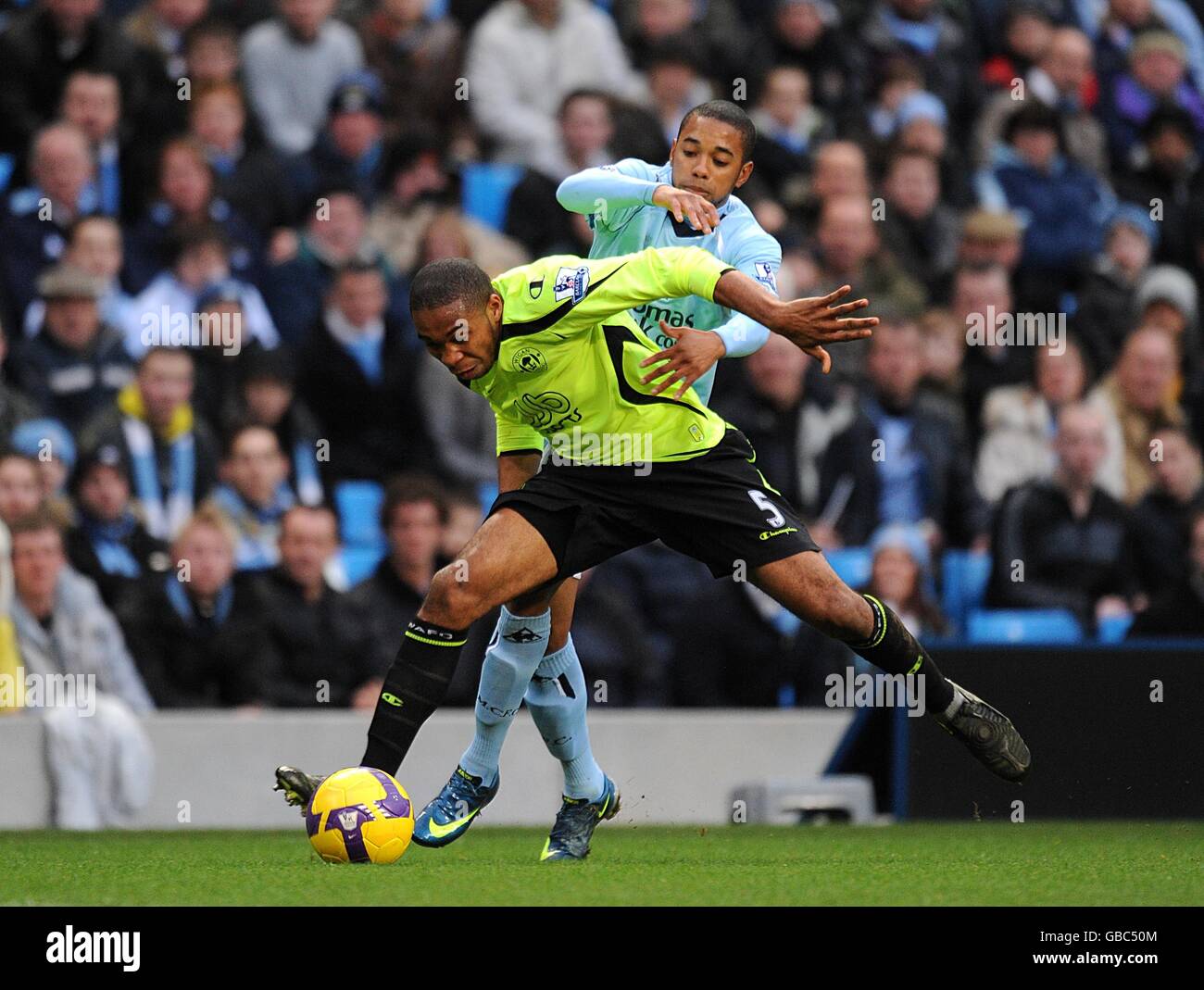 Soccer - Barclays Premier League - Manchester City v Wigan Athletic - City of Manchester Stadium. Wigan Athletic's Wilson Palacios and Manchester City's De Souza Robinho battle for the ball Stock Photo