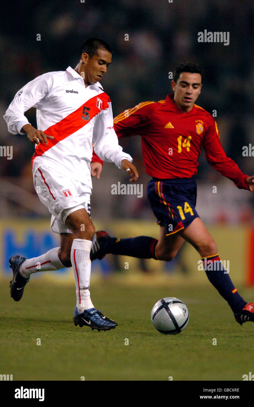 Soccer - International Friendly - Spain v Peru. Spain's Xavi (r) and Peru's Martin  Hidalgo (l) battle for the ball Stock Photo - Alamy
