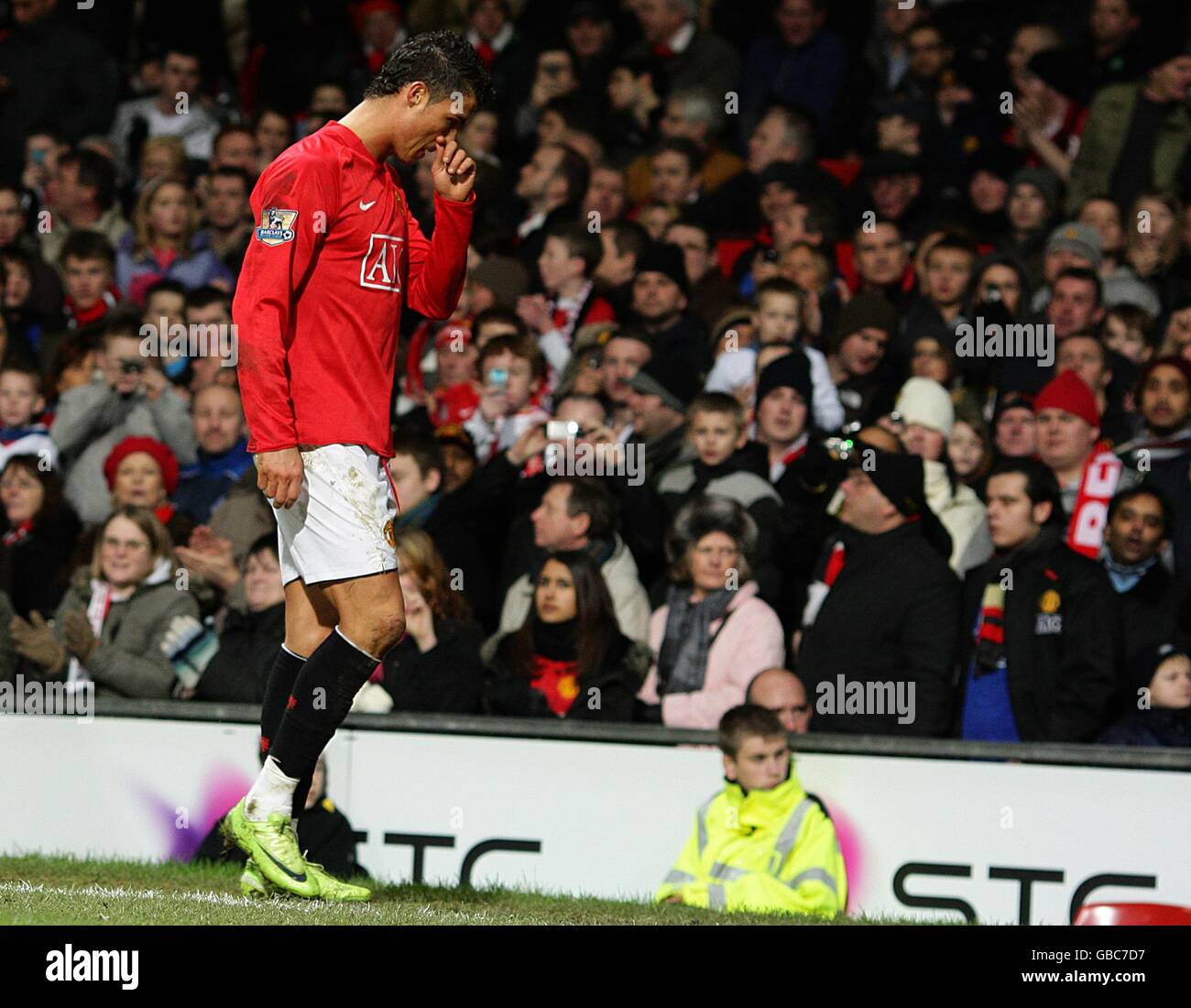 Manchester United's Cristiano Ronaldo leaves the field with an injury(01)