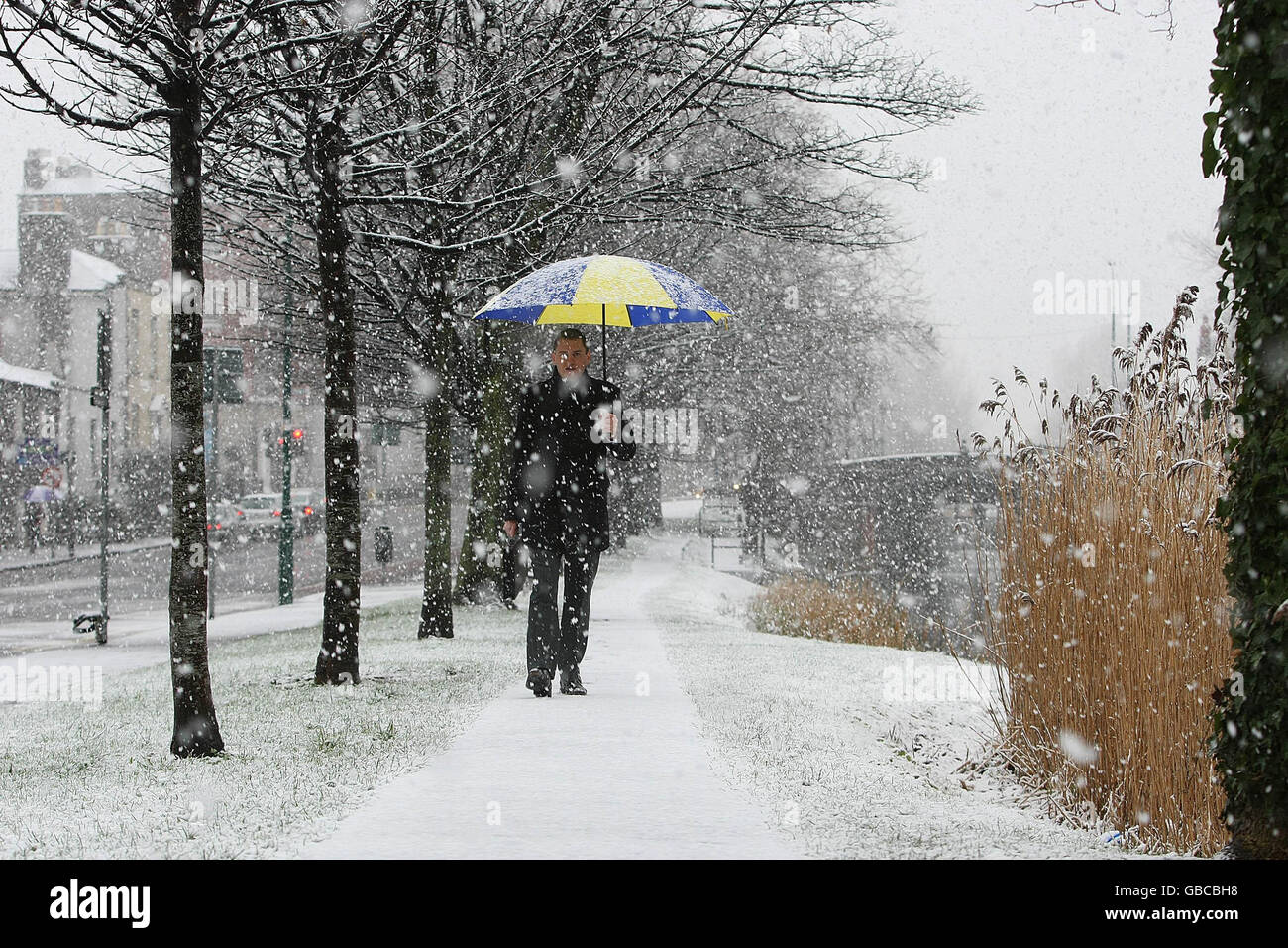 Winter weather. Snowfall on Dublin's Grand Canal Stock Photo - Alamy