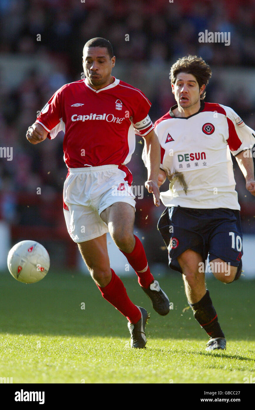 Soccer - AXA FA Cup - Fourth Round - Nottingham Forest v Sheffield United. Nottingham Forest's Des Walker gets away from Sheffield United's Paul Peschisolido Stock Photo