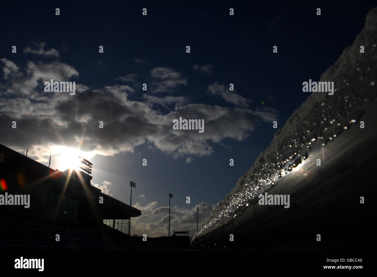 Horse Racing - Wolverhampton Racecourse. Frost, snow and below freezing ...