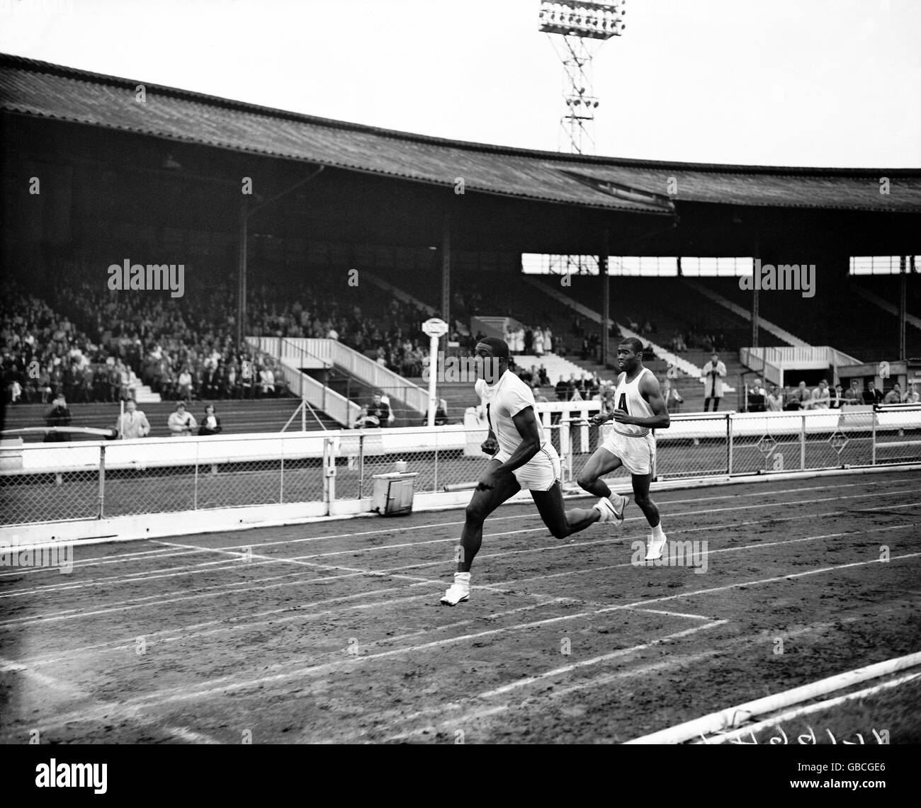 USA's Bob Hayes (l) takes over the baton in the men's 4x100m Stock