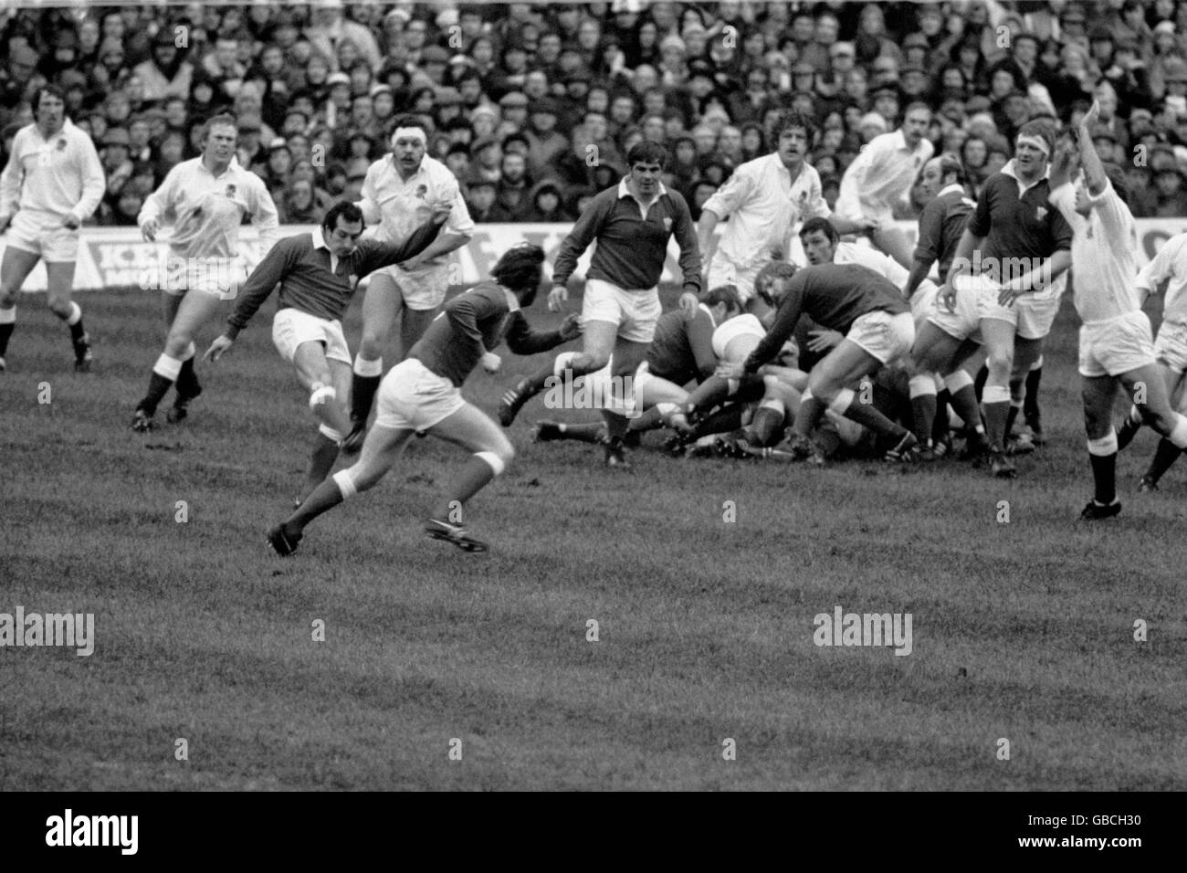 Wales' Gareth Edwards (third l) kicks downfield, watched by teammates JJ Williams (fifth l), Bobby Windsor (sixth l), Derek Quinnell (fifth r), Terry Cobner (third r) and Geoff Wheel (second r), and England's Barry Corless (l), Peter Wheeler (second l), Bill Beaumont (fourth l), John Scott (sixth r), Nigel Horton (fourth r) and Barry Nelmes (r) Stock Photo