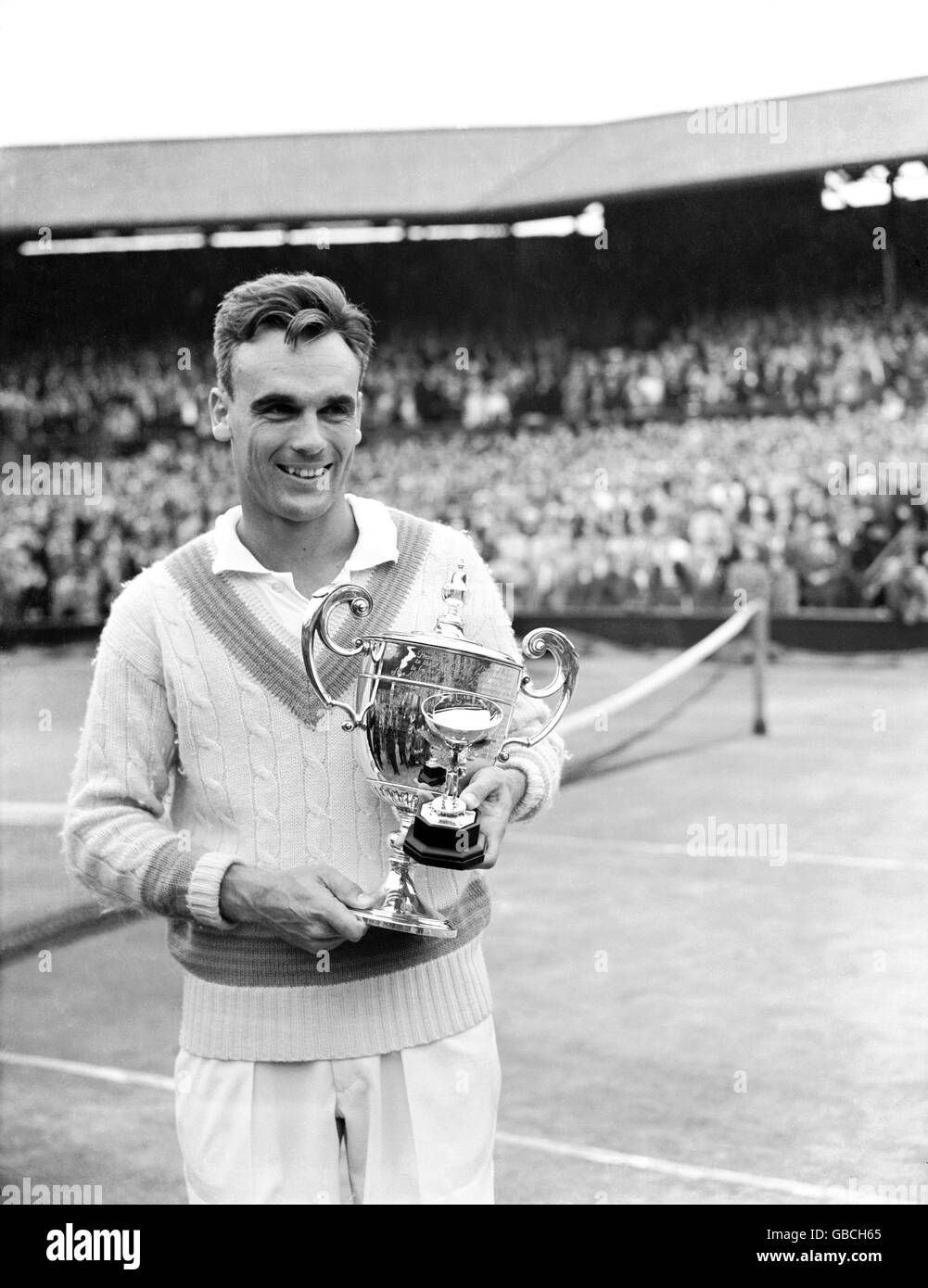 Tennis - Wimbledon Championships - Men's Singles - Final - Kurt Nielsen v  Vic Seixas. Vic Seixas poses with the men's singles trophy after his  straight sets win Stock Photo - Alamy