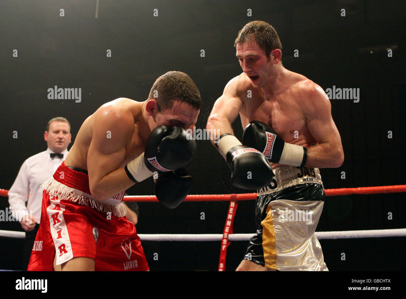 Lenny Daws (right) on his way to beating Sergejs Savrinovics on the undercard of the British Lightweight Title fight Stock Photo
