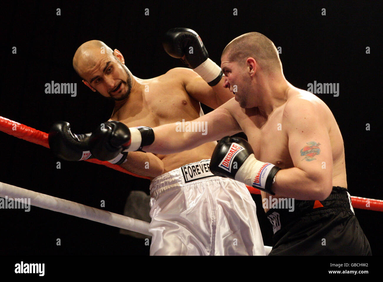 Zahid Kaput (left) against Howard Daley on the undercard of the British Lightweight Title fight Stock Photo