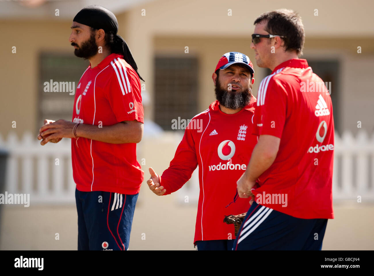 England spin bowling coach Mushtaq Ahmed (centre) with Monty Panesar