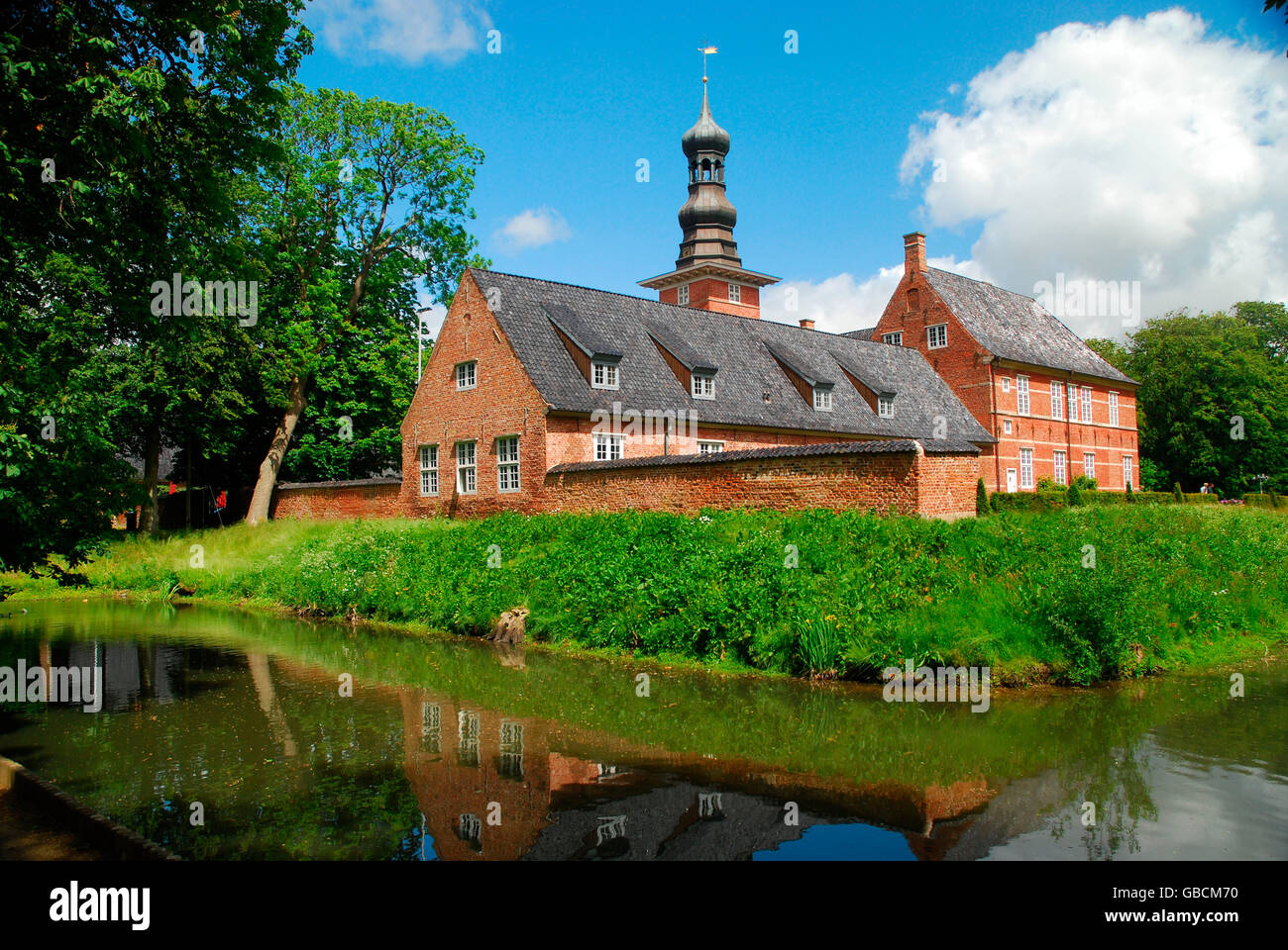 Schloss, Schlosspark, Wassergraben, Gotik, Husum, 16. Jh., Gottorf, Nordfriesland, Schleswig-Holstein, Deutschland Stock Photo