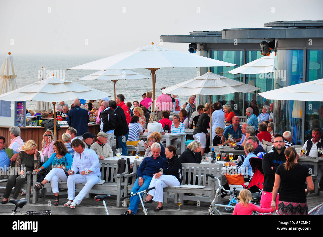 Sommer, Urlaub, Nordsee, Strandpromenade, Touristen, Strandbar, Milchbar, Ostfriesland, Norderney, Seebad, Niedersachsen, Deutschland Stock Photo