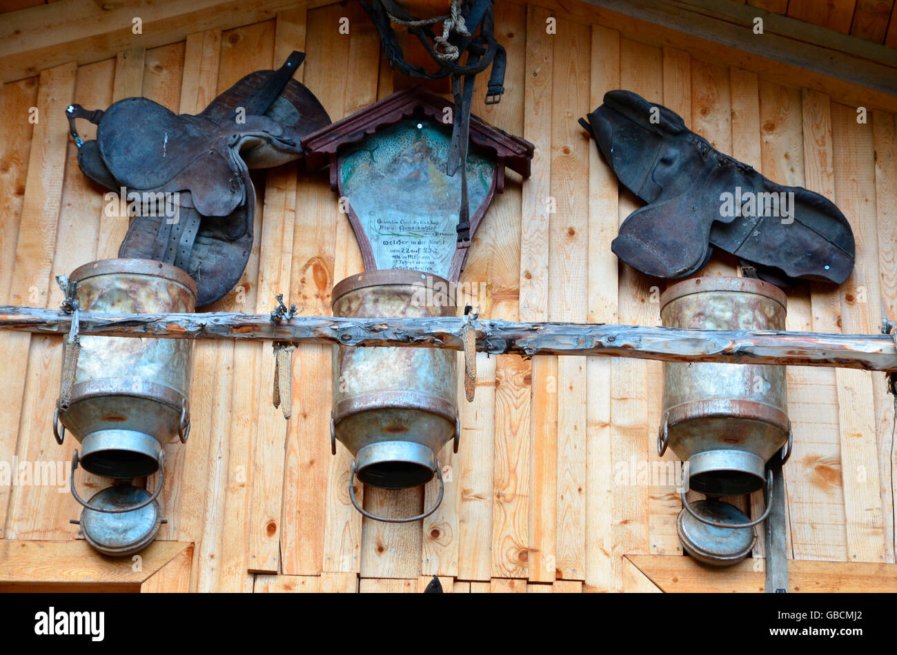 Scheune, Milchkanne, Reitsattel Stock Photo