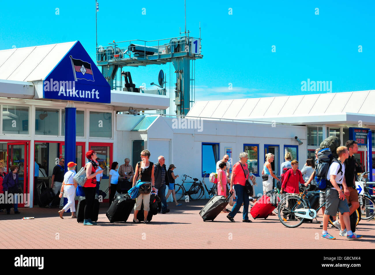 Sommer, Urlaub, Touristen, Hafen, Ankunft, Ostfriesland, Nordsee, Norderney, Seebad, UNESCO-Welterbe, Niedersachsen, Deutschland Stock Photo