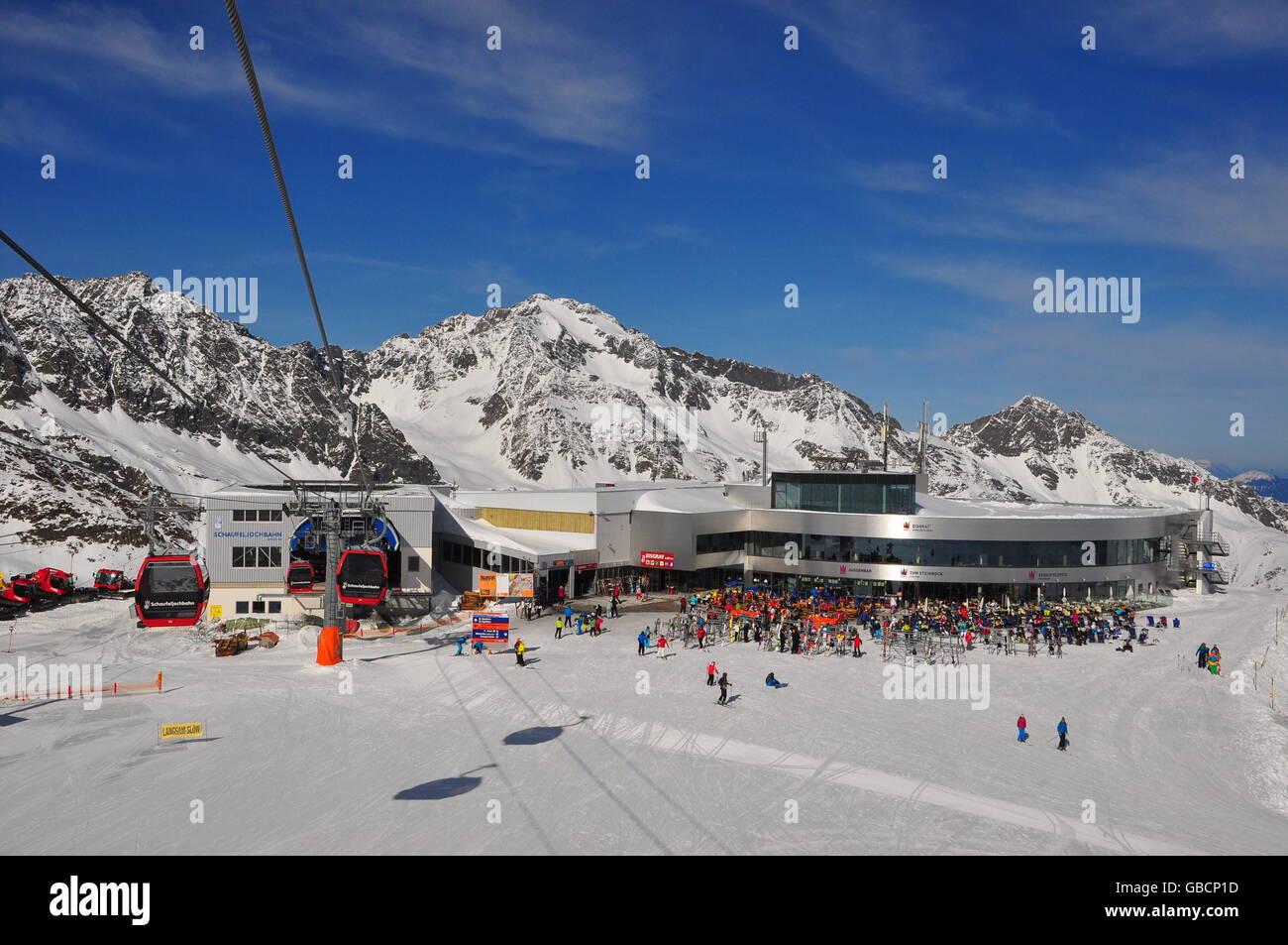 Gletscherskigebiet, Wintersport, Alpen, Bergrestaurant, Bergstation, Eisgrat, Stubai, Tirol, Oesterreich Stock Photo