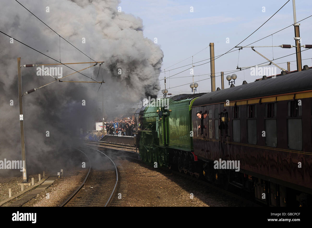Re-birth of railway steam power. Enthusiasts pack the platforms of York Station as the Peppercorn class A1 60163 Tornado leaves the station. Stock Photo