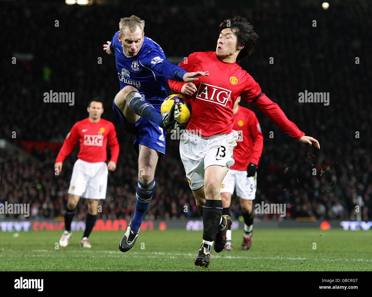Soccer - Barclays Premier League - Manchester United v Everton - Old Trafford. Manchester United's Ji-Sung Park (r) and Everton's Tony Hibbert battle for the ball Stock Photo