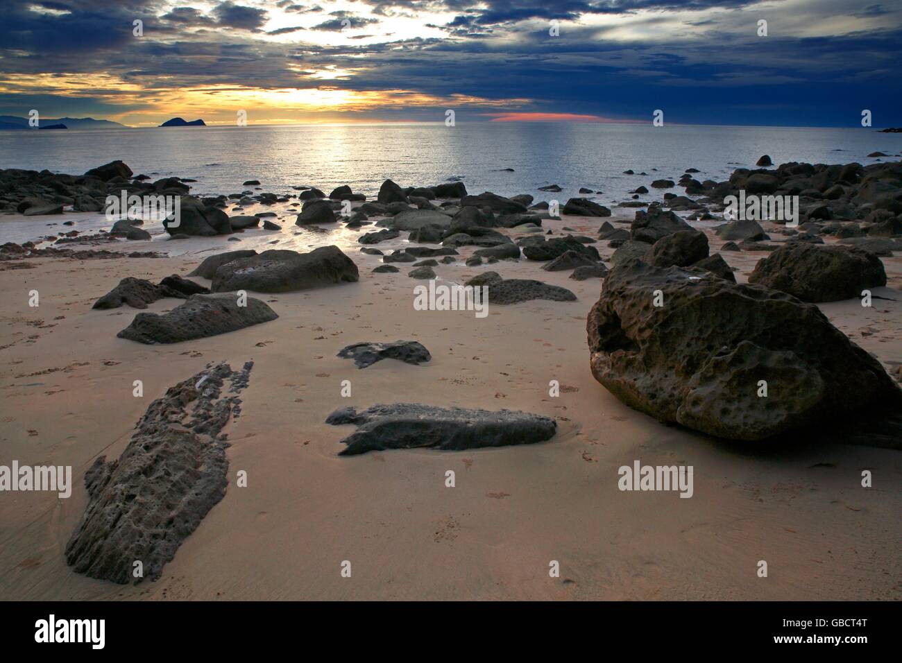 Strand mit Felsen und Regenwald, Permai Rainforest, Satubong, Suedchinesisches Meer, Sarawak, Borneo, Malaysia, Asien Stock Photo