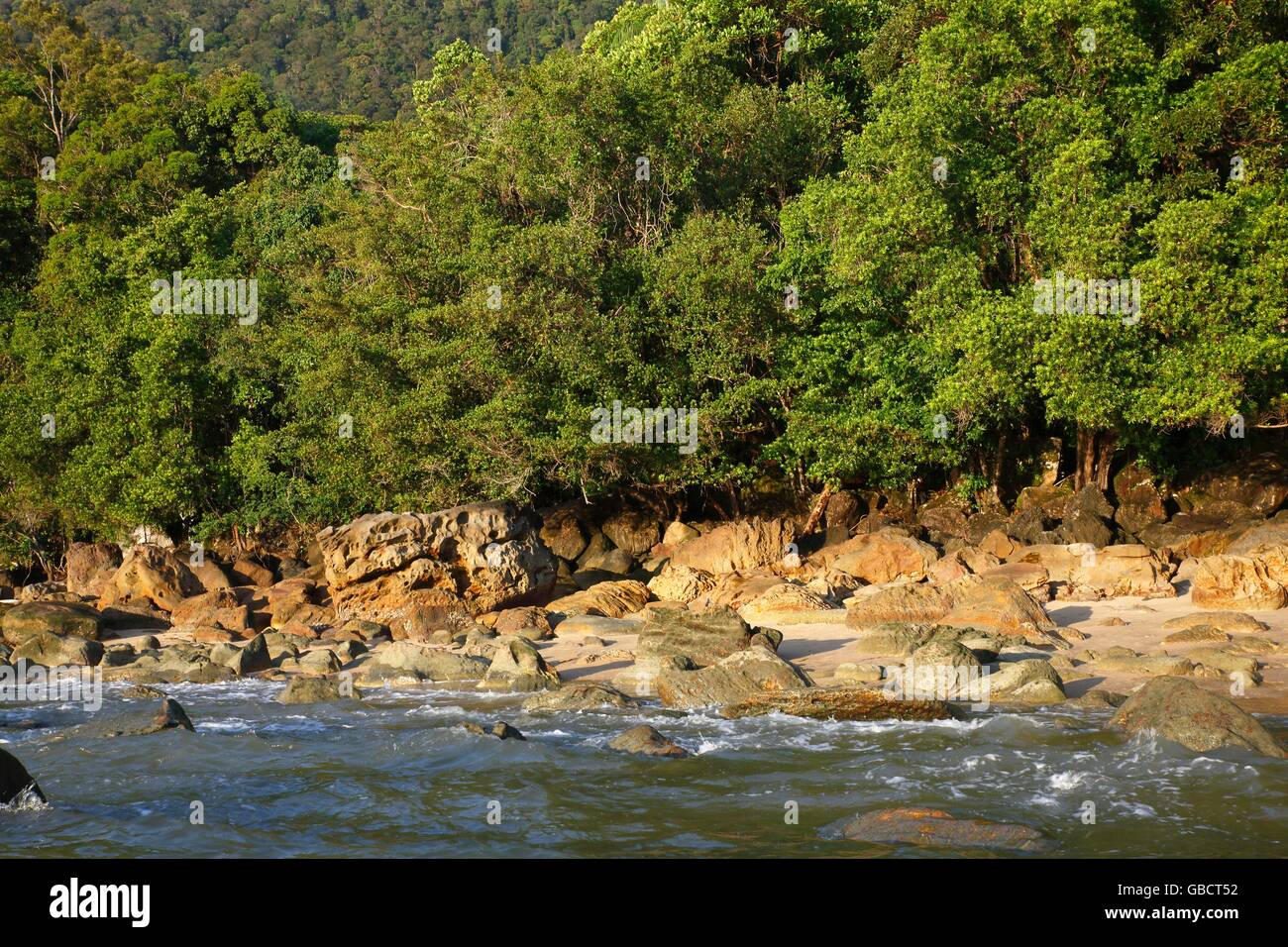 Gezeitenstrand mit Felsen und Regenwald, Permai Rainforest, Satubong, Suedchinesisches Meer, Sarawak, Borneo, Malaysia, Asien Stock Photo