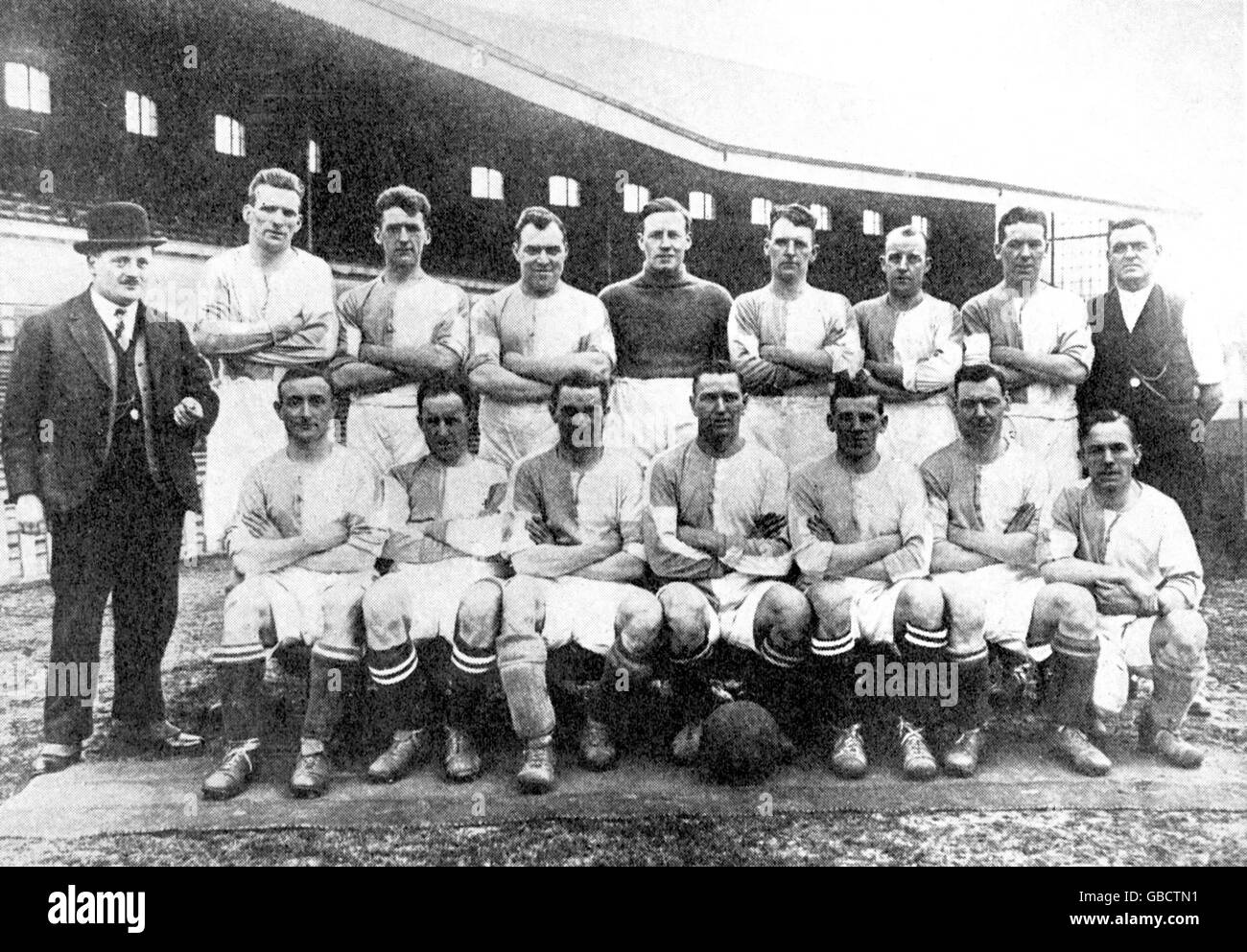 Backburn Rovers' FA Cup winning squad 1928: (back row, l-r) secretary Arthur Barritt, Willie Rankin, Robert Roxburgh, Jock Hutton, Jock Crawford, Aussie Campbell, Herbert Jones, Tommy Mitchell, trainer Atherton; (front row, l-r) George Thornewell, Syd Puddefoot, Jack Roscamp, Harry Healless, Tommy McLean, Arthur Rigby, Peter Holland Stock Photo