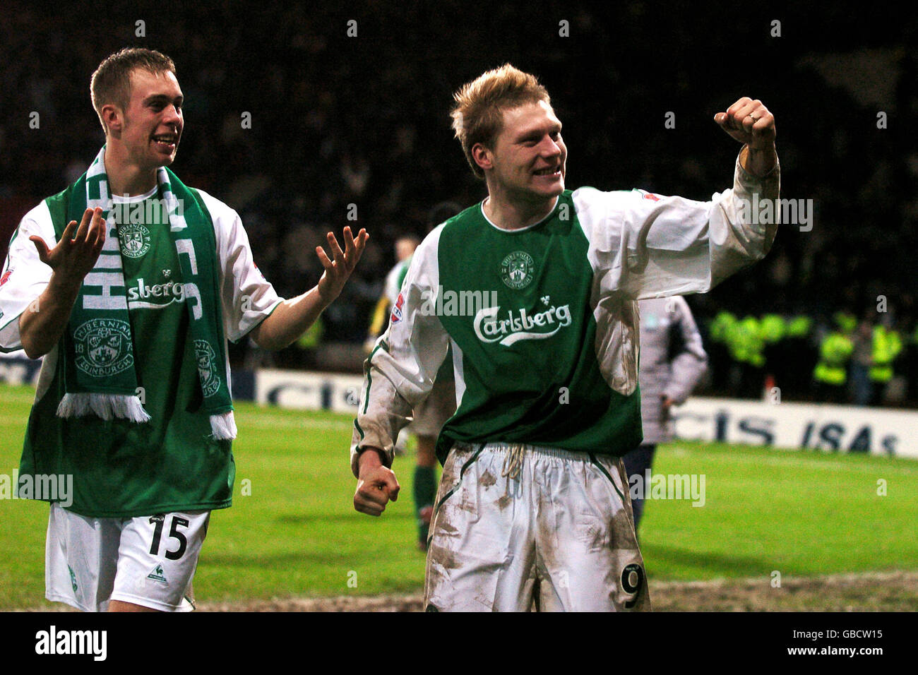r-l; Hibernian's Gary O'Connor celebrates victory with teammate Steven Whittaker Stock Photo