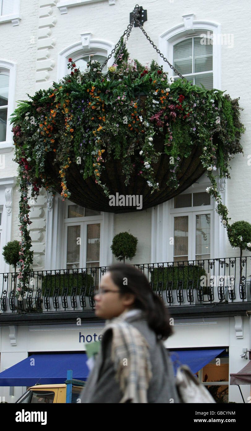 Giant hanging basket Stock Photo - Alamy