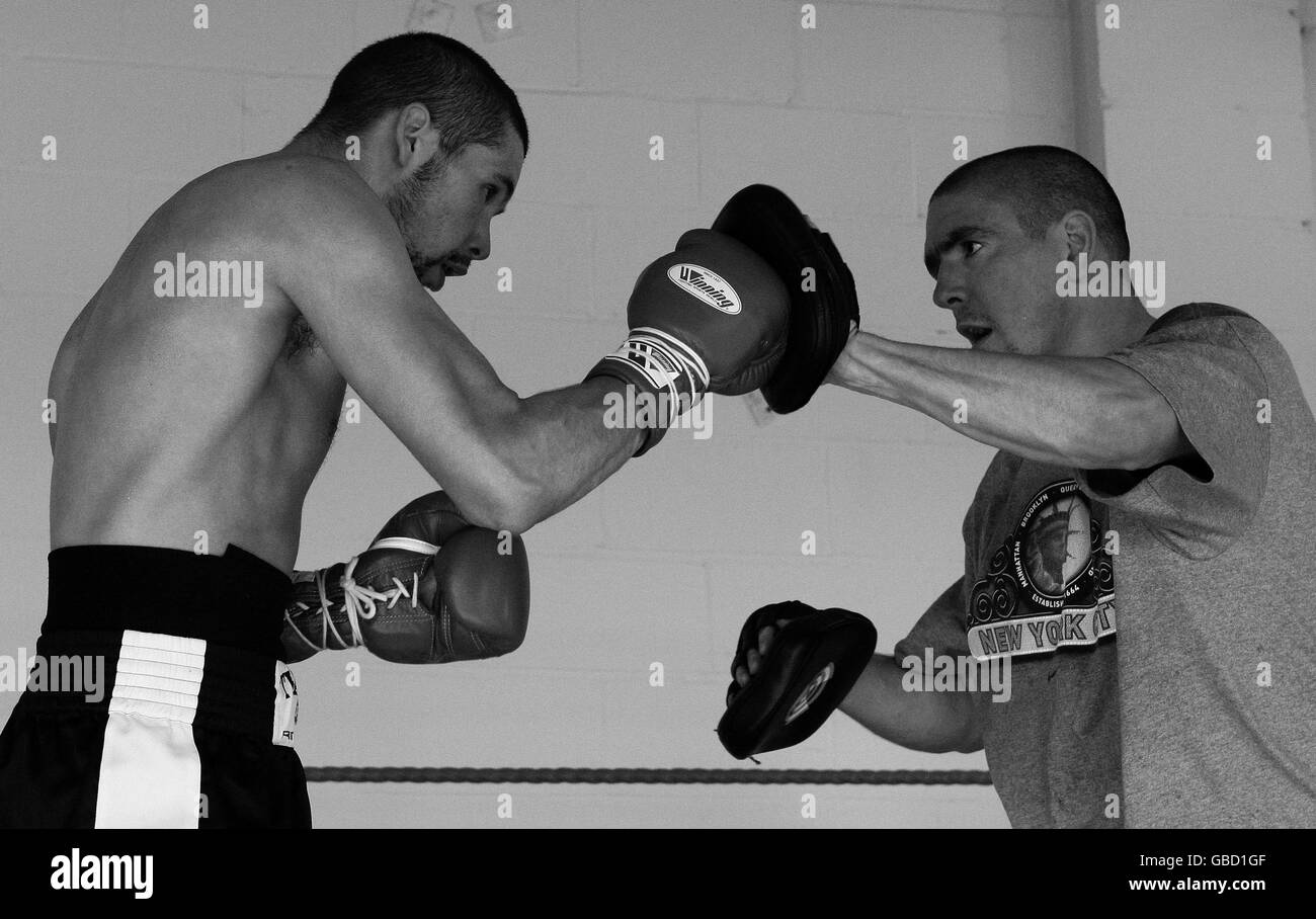 Boxing Trainer Anthony Farnell Arnies Gym Stock Photo Alamy