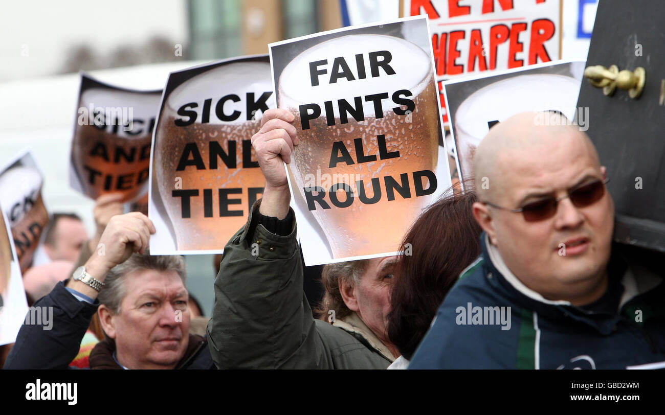 Publicans from across the UK protest outside the Enterprise Inns headquarters near Solihull. Stock Photo