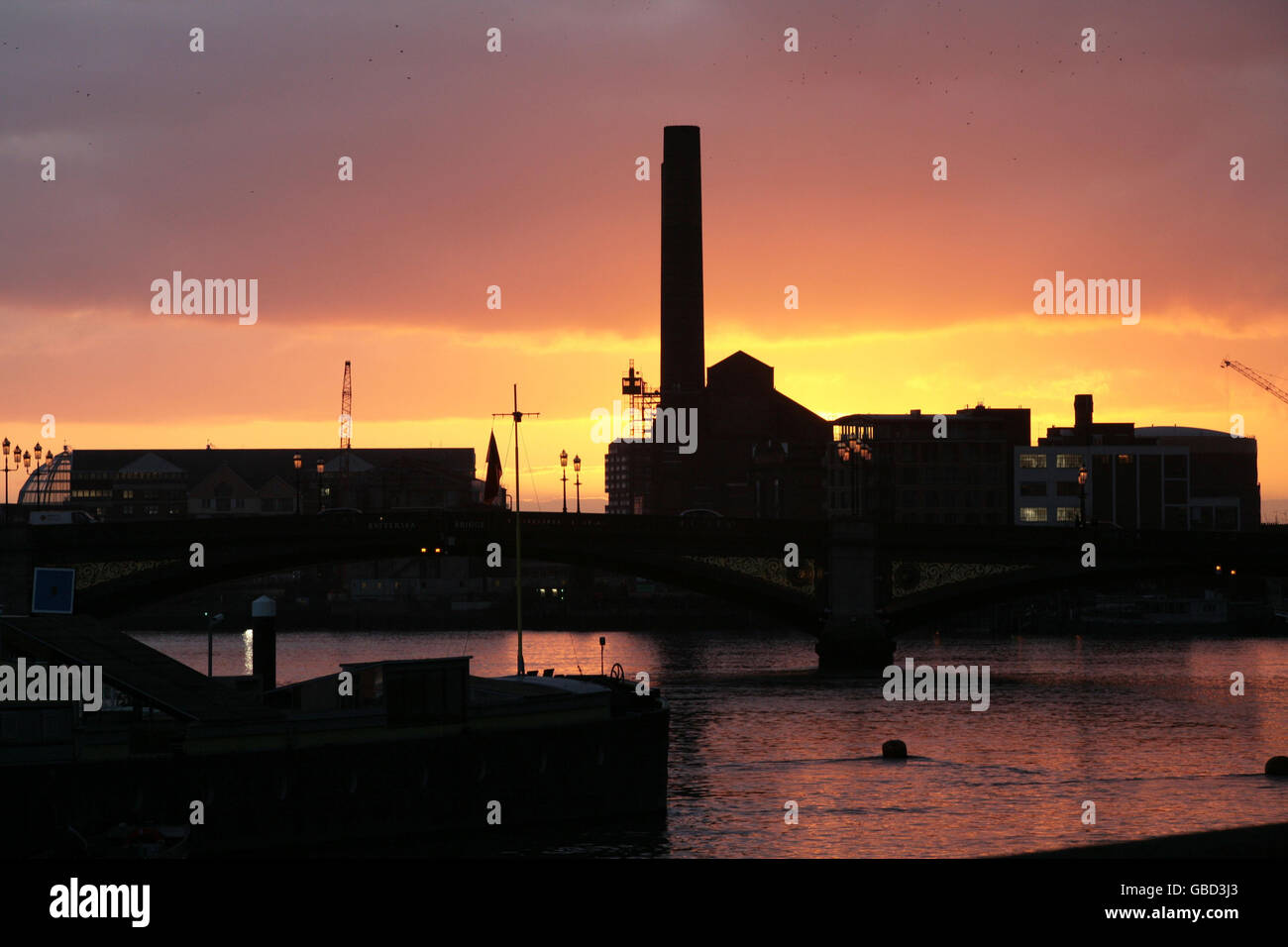 Sunset seen from albert bridge over the thames in london hi-res stock ...