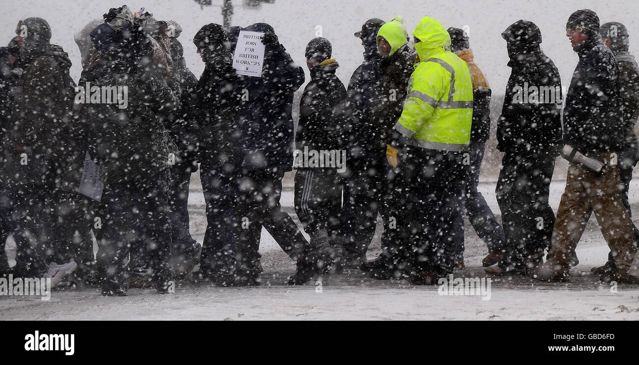 The demonstration by workers outside the Lindsey Oil Plant at Killingholme in North Lincolnshire which continued today despite the arctic blizzards. Stock Photo