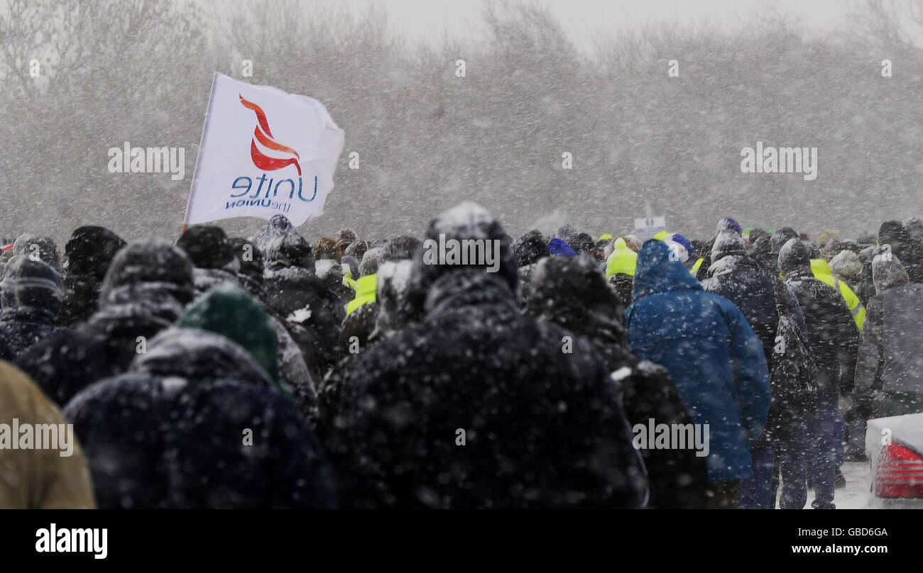 The demonstration by workers outside the Lindsey Oil Plant at Killingholme in North Lincolnshire which continued today despite the arctic blizzards. Stock Photo