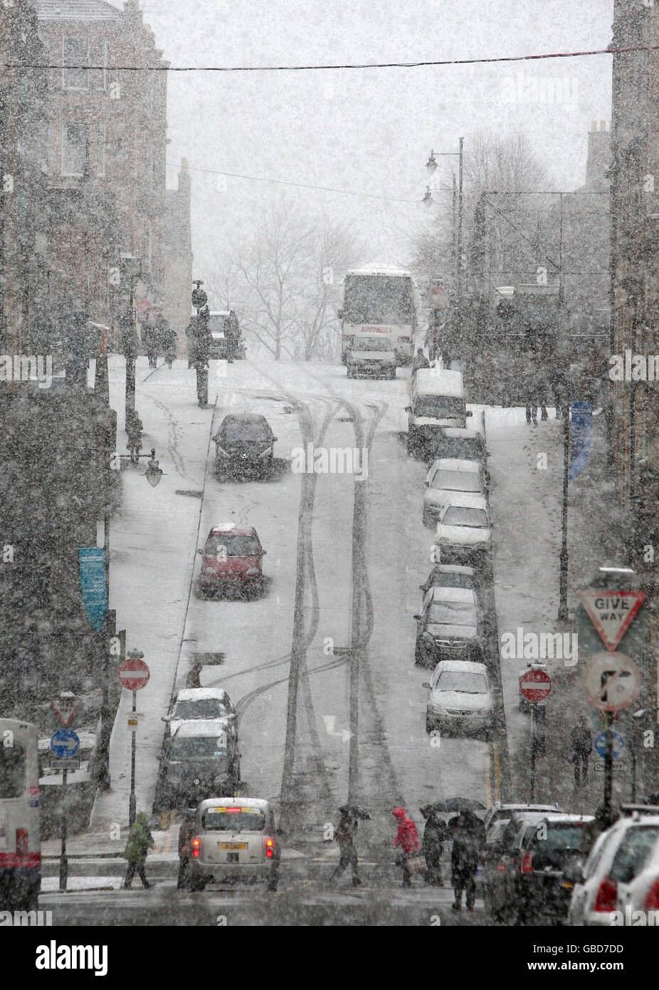 Winter weather. Snow in Glasgow town centre today Stock Photo Alamy