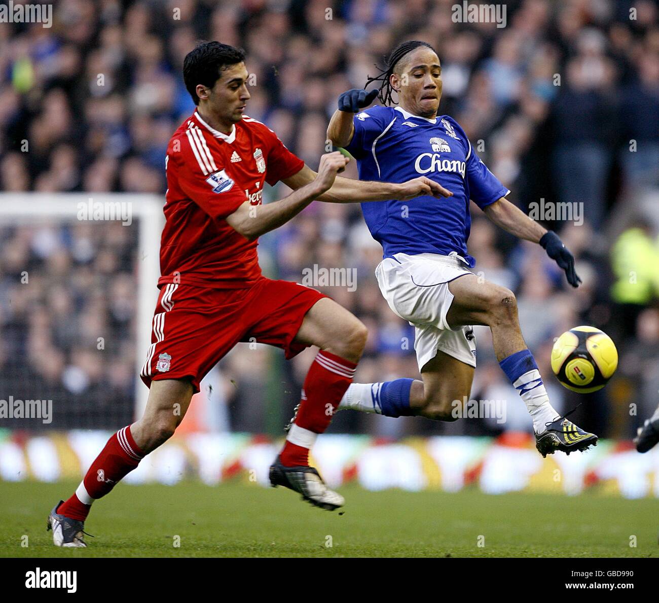 Soccer - FA Cup - Fourth Round - Liverpool v Everton - Anfield. Everton's Steven Pienaar and Liverpool's Alvaro Arbeloa (left) battle for the ball Stock Photo
