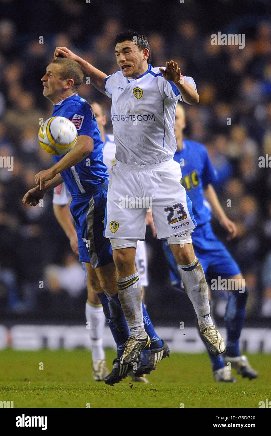 Soccer - Coca-Cola Football League One - Leeds United v Millwall - Elland Road. Leeds United's Robert Snodgrass and Millwall's Andy Frampton (left) battle for the ball Stock Photo