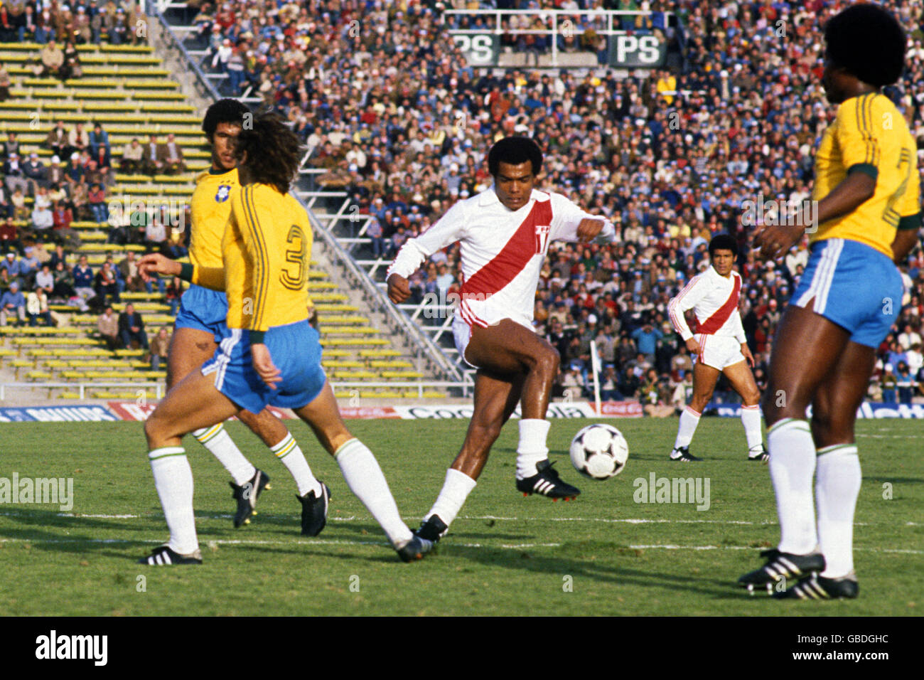 Soccer - Fifa World Cup 1978 Argentina - Second Round - Group B - Peru V  Brazil - Estadio Ciudad De Mendoza, Mendoza. Peru'S Teofilo Cubillas (C)  Finds Himself Surrounded By Brazilians Stock Photo - Alamy