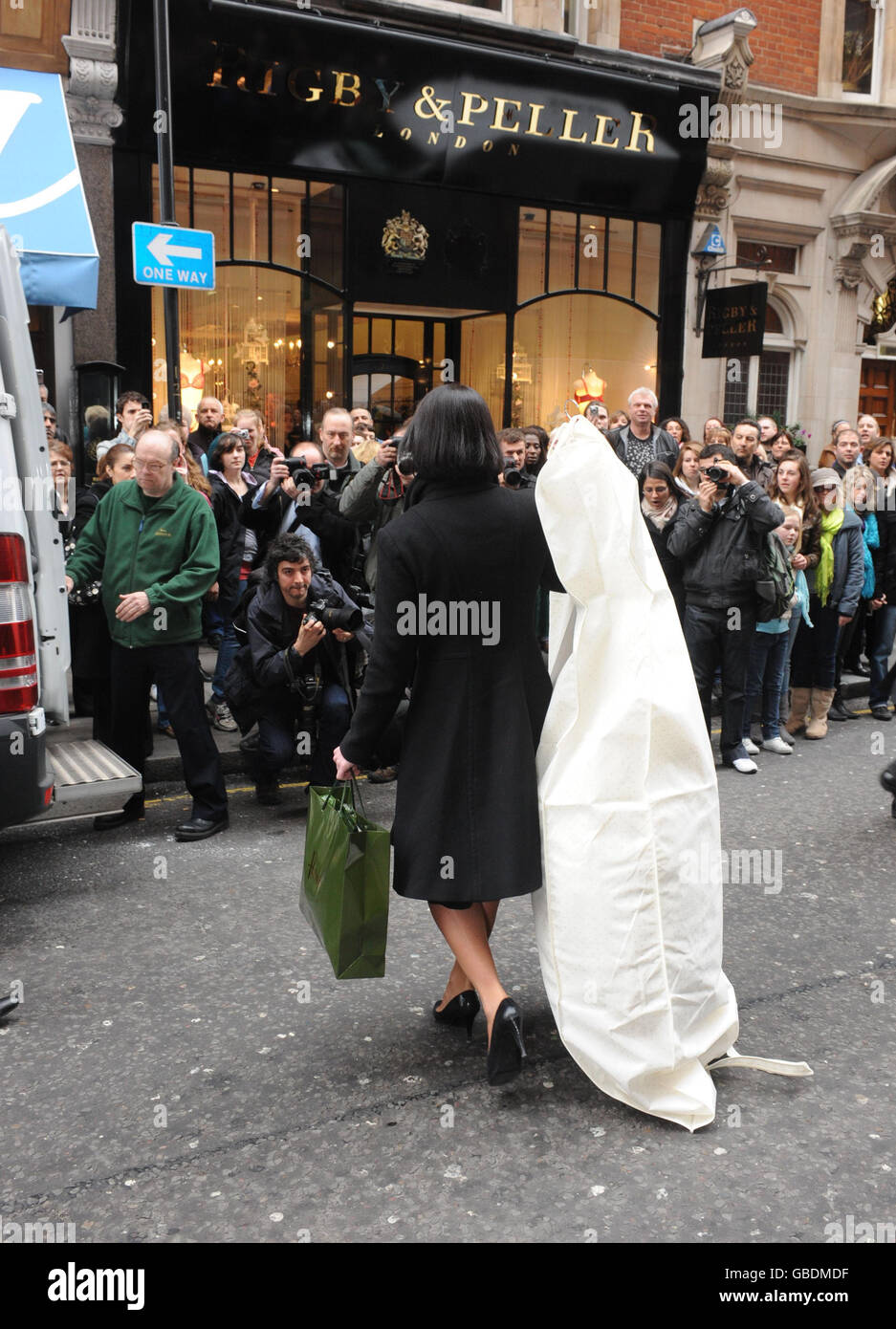 Crowds gather as Jade Goody's wedding dress leaves Harrod's London store. Stock Photo