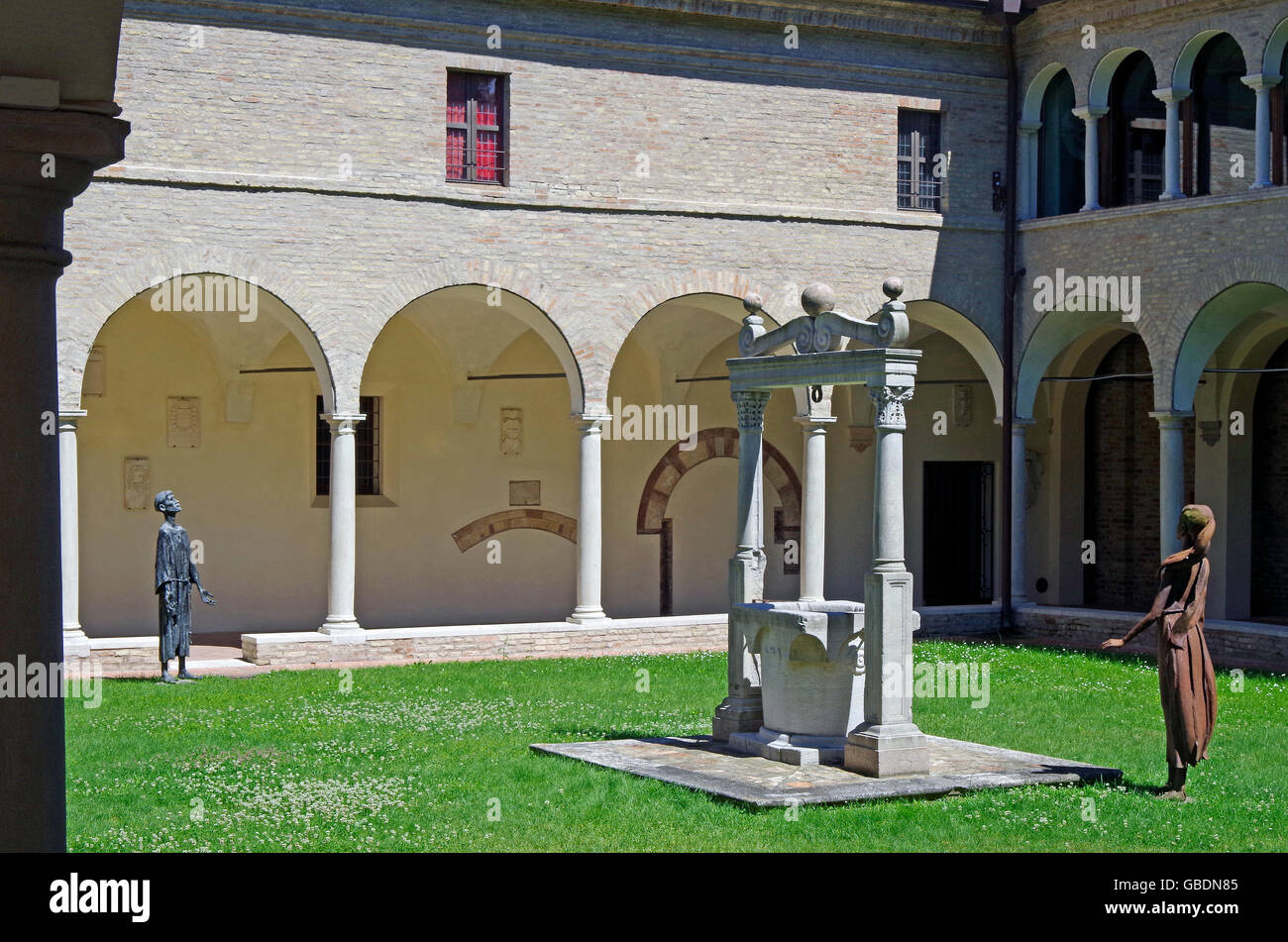 RAVENNA, ITALY - SEPTEMBER 19, 2018: tourists walking in historical center  of Ravenna Stock Photo - Alamy