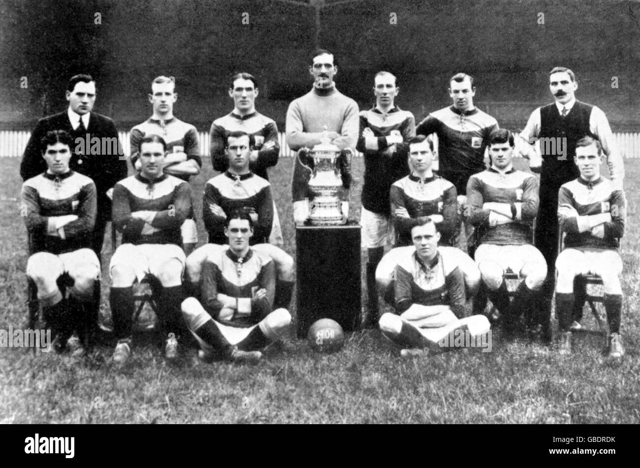 Bradford City's FA Cup winning team: (back row, l-r) Bob Torrance, Frank O'Rourke, Mark Mellors, Jimmy McDonald, Archie Devine; (middle row, l-r) Willie Gildea, Bob Campbell, Jimmy Speirs, George Robinson, David Taylor, Frank Thompson; (front row, l-r) Peter Logan, Dickie Bond Stock Photo