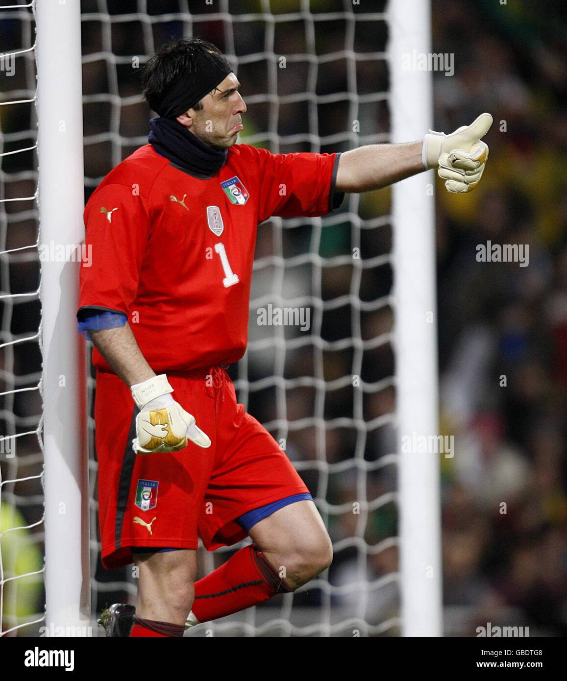 Italy's goalkeeper Gianluigi Buffon gives a thumbs up Stock Photo - Alamy
