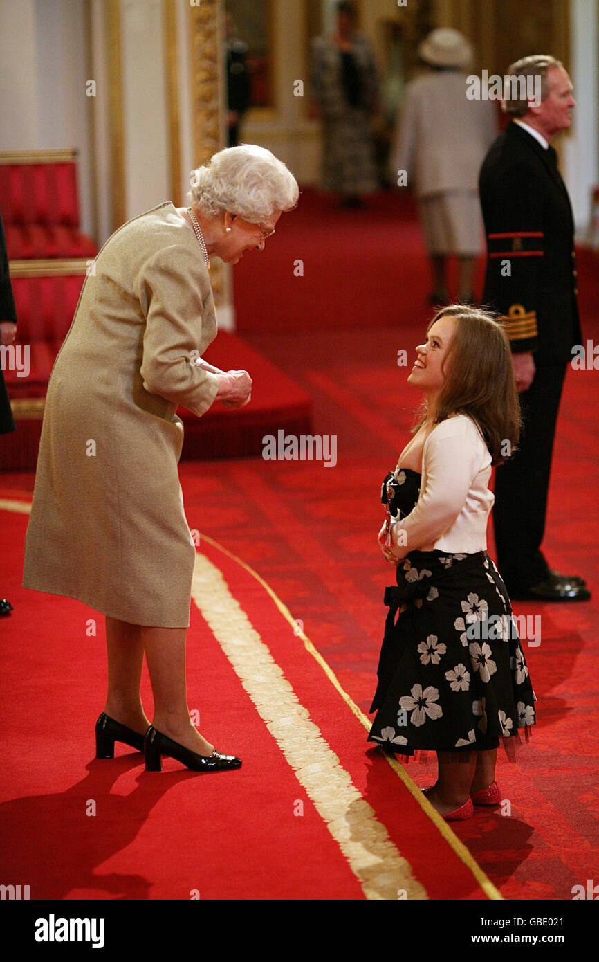 Paralympic swimmer Eleanor Simmonds receives an MBE from Britain's Queen Elizabeth II at Buckingham Palace, London. Stock Photo
