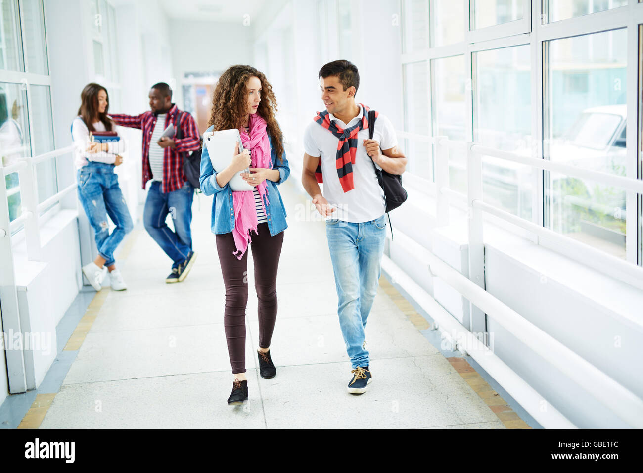 ученик вуза. люди после колледжа. студенты в вузе. поступление в вуз. американская школа коридор с людьми.