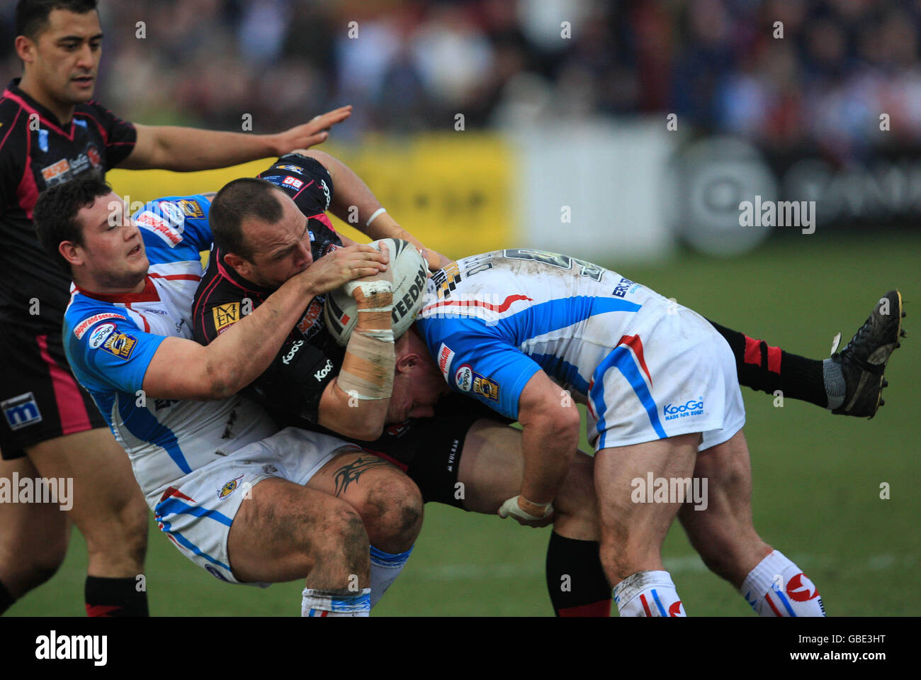 Rugby League - Engage Super League - Wakefield Wildcats v Salford City Reds - Belle Vue. Wakefield Wildcats' Jay Pitts (l) and Brad Drew (r) tackle Salford City Reds' Ian Sibbit Stock Photo
