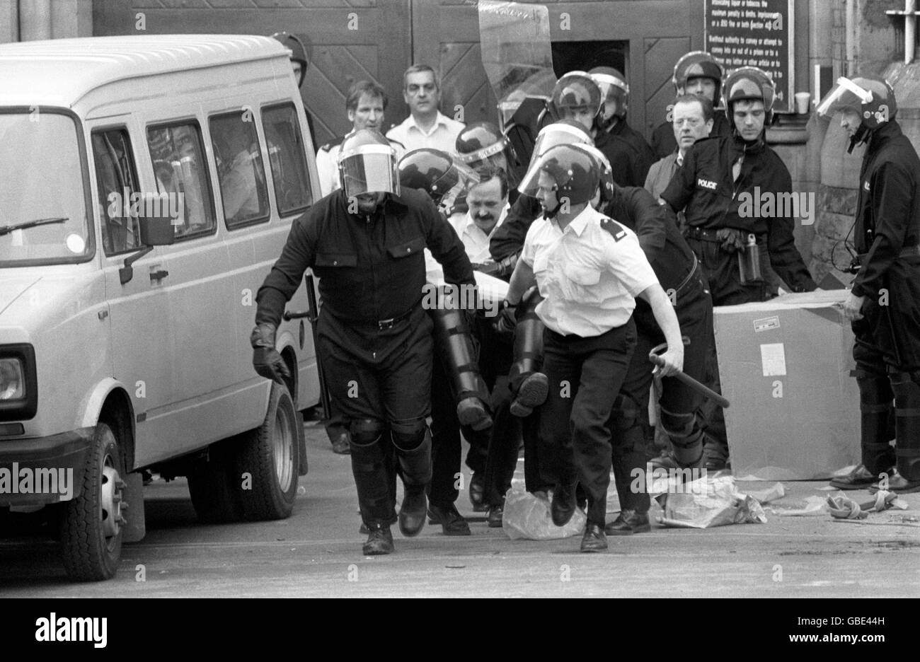 Strangeways Prison Riot 1990 Stock Photos & Strangeways Prison Riot ...